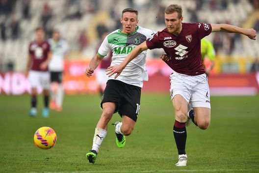 TURIN, ITALY - JANUARY 23: Tommaso Pobega of Torino FC competes with Davide Frattesi of US Sassuolo during the Serie A match between Torino FC and US Sassuolo at Stadio Olimpico di Torino on January 23, 2022 in Turin, Italy. (Photo by Valerio Pennicino/Getty Images) Toro, chi al posto di Praet? Da Linetty a Seck, tutte le possibili alternative- immagine 2