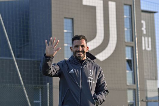 VINOVO, ITALY - APRIL 05: Carlos Tevez during the Primavera 1 match between Juventus U19 and Hellas Verona U19 at Juventus Center Vinovo on April 05, 2022 in Vinovo, Italy. (Photo by Filippo Alfero - Juventus FC/Juventus FC via Getty Images) Argentina, Tevez sotto tiro: “La scorsa settimana gli è venuto in testa di allenare e ha già una squadra…” - immagine 1