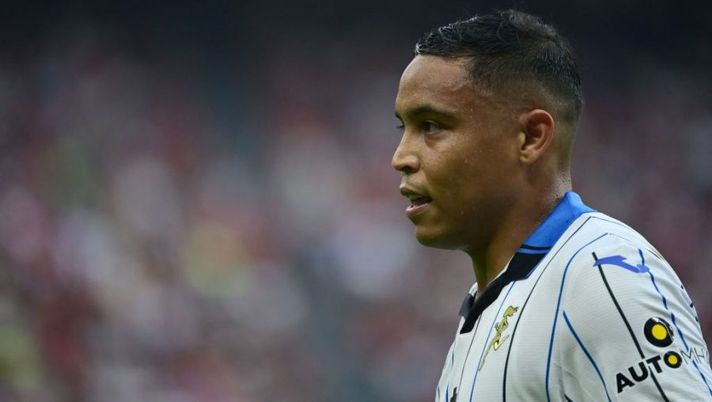 Atalanta's Colombian forward Luis Muriel looks on during the Italian Serie A football match between AC Milan and Atalanta Bergamo at the San Siro stadium in Milan on May 15, 2022. (Photo by MIGUEL MEDINA / AFP) (Photo by MIGUEL MEDINA/AFP via Getty Images) Infortunio Muriel, Sky: “Gasp lo valuterà da domani, lo staff gli ha detto…” - immagine 1