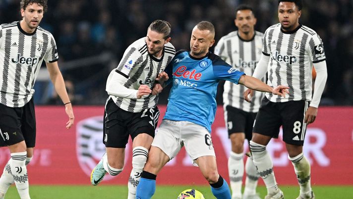 NAPLES, ITALY - JANUARY 13: Adrien Rabiot of Juventus battles for possession with Stanislav Lobotka of SSC Napoli during the Serie A match between SSC Napoli_Juventus at Stadio Diego Armando Maradona on January 13, 2023 in Naples, Italy. (Photo by Francesco Pecoraro/Getty Images) Juve-Napoli in “pillole” Opta: bianconeri in striscia negativa, non accadeva dal 2011 - immagine 1