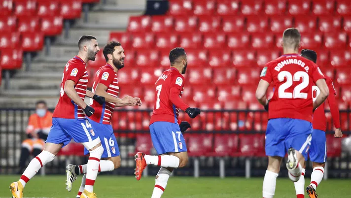 GRANADA, SPAIN - JANUARY 12: Luis Suarez of Granada CF celebrates after scoring their team's first goal during the La Liga Santander match between Granada CF and C.A. Osasuna at Estadio Nuevo Los Carmenes on January 12, 2021 in Granada, Spain. Sporting stadiums around Spain remain under strict restrictions due to the Coronavirus Pandemic as Government social distancing laws prohibit fans inside venues resulting in games being played behind closed doors. (Photo by Fran Santiago/Getty Images)
