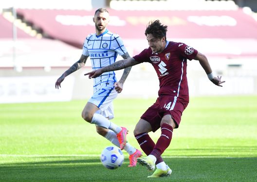 TURIN, ITALY - MARCH 14: Simone Verdi of Torino FC shoots during the Serie A match between Torino FC and FC Internazionale at Stadio Olimpico di Torino on March 14, 2021 in Turin, Italy. Sporting stadiums around Italy remain under strict restrictions due to the Coronavirus Pandemic as Government social distancing laws prohibit fans inside venues resulting in games being played behind closed doors. (Photo by Valerio Pennicino/Getty Images) TURIN, ITALY - MARCH 14: Simone Verdi of Torino FC shoots during the Serie A match between Torino FC and FC Internazionale at Stadio Olimpico di Torino on March 14, 2021 in Turin, Italy. Sporting stadiums around Italy remain under strict restrictions due to the Coronavirus Pandemic as Government social distancing laws prohibit fans inside venues resulting in games being played behind closed doors. (Photo by Valerio Pennicino/Getty Images)