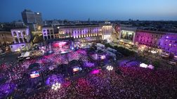 Love MI, si canta e si balla Pioli is on fire in piazza Duomo: protagonista Young Miles