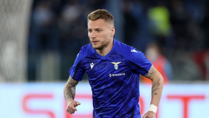 ROME, ITALY - APRIL 16: Ciro Immobile of SS Lazio warms up prior to the Serie A match between SS Lazio and Torino FC at Stadio Olimpico on April 16, 2022 in Rome, Italy. (Photo by Paolo Bruno/Getty Images) Lazio, Immobile è in panchina nel derby. Ma non ha partecipato al riscaldamento ed è out - immagine 1