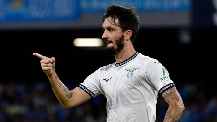 NAPLES, ITALY - SEPTEMBER 02: Luis Alberto of SS Lazio celebrates a opening goal during the Serie A TIM match between SSC Napoli and SS Lazio at Stadio Diego Armando Maradona on September 02, 2023 in Naples, Italy. (Photo by Marco Rosi - SS Lazio/Getty Images) INFO SOS – Così Luis Alberto è diventato bandiera: ecco i due no alle offerte. E il Cadice… - immagine 1