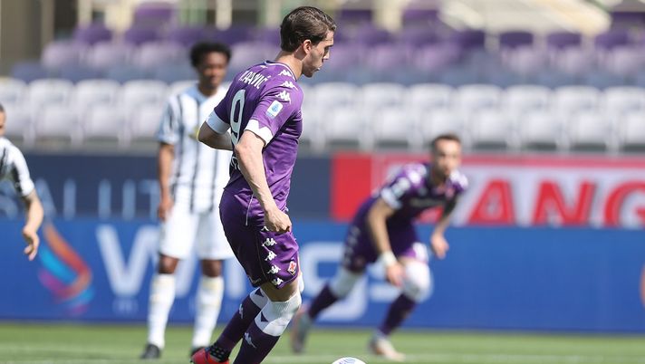 FLORENCE, ITALY - APRIL 25: Dusan Vlahovic of ACF Fiorentina scores the opening goal during the Serie A match between ACF Fiorentina and Juventus at Stadio Artemio Franchi on April 25, 2021 in Florence, Italy. Sporting stadiums around Italy remain under strict restrictions due to the Coronavirus Pandemic as Government social distancing laws prohibit fans inside venues resulting in games being played behind closed doors. (Photo by Gabriele Maltinti/Getty Images) FLORENCE, ITALY - APRIL 25: Dusan Vlahovic of ACF Fiorentina scores the opening goal during the Serie A match between ACF Fiorentina and Juventus at Stadio Artemio Franchi on April 25, 2021 in Florence, Italy. Sporting stadiums around Italy remain under strict restrictions due to the Coronavirus Pandemic as Government social distancing laws prohibit fans inside venues resulting in games being played behind closed doors. (Photo by Gabriele Maltinti/Getty Images)