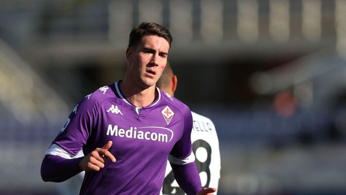 FLORENCE, ITALY - NOVEMBER 22: Dusan Vlahovic of ACF Fiorentina in action during the Serie A match between ACF Fiorentina and Benevento Calcio at Stadio Artemio Franchi on November 22, 2020 in Florence, Italy. (Photo by Gabriele Maltinti/Getty Images) Fiorentina, avanza Vlahovic e c’è in pole Pulgar: esterni decisi, chi sarà titolare - immagine 1