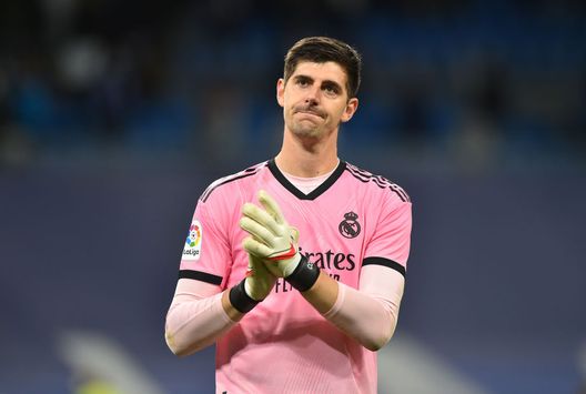 MADRID, SPAIN - MARCH 20: Thibaut Courtois of Real Madrid reacts after the LaLiga Santander match between Real Madrid CF and FC Barcelona at Estadio Santiago Bernabeu on March 20, 2022 in Madrid, Spain. (Photo by Denis Doyle/Getty Images) Courtois: “Il City è più stressato, ha la Premier. E il ritorno si gioca al Bernabeu…” - immagine 1