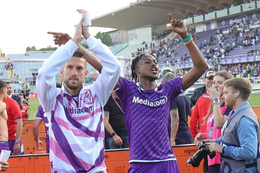 FLORENCE, ITALY - MAY 27: Cristiano Biraghi and Christian Michael Kouakou Kouamé of ACF Fiorentina greets the fans after during the Serie A match between ACF Fiorentina and AS Roma at Stadio Artemio Franchi on May 27, 2023 in Florence, Italy. (Photo by Gabriele Maltinti/Getty Images) Kouamé nel pre: “Importante chiudere bene oggi. Servirà anche per mercoledì”- immagine 2