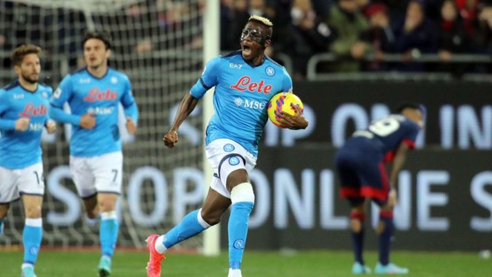 CAGLIARI, ITALY - FEBRUARY 21: Victor Osimhen of Napoli scores his goal of 1-1 during the Serie A match between Cagliari Calcio and SSC Napoli at Sardegna Arena on February 21, 2022 in Cagliari, Italy. (Photo by Enrico Locci/Getty Images) CorSport: “Osimhen sta bene, le scelta su Zielinski e cosa filtra per Rrahmani” - immagine 1