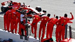 Bene, bravo, bis: Leclerc si iscrive in un club esclusivo e a Singapore…