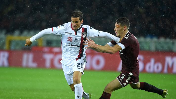 TURIN, ITALY - NOVEMBER 06:  (L-R) Simone Padoin of Cagliari Calcio competes for the ball with Andrea Belotti of FC Torino during the Serie A match between FC Torino and Cagliari Calcio at Stadio Olimpico di Torino on November 6, 2016 in Turin, Italy.  (Photo by Pier Marco Tacca/Getty Images) 