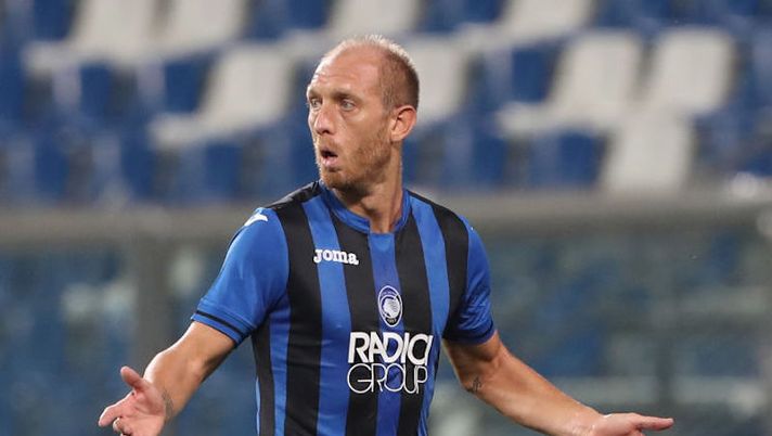 REGGIO NELL'EMILIA, ITALY - JULY 26: Andrea Masiello of Atalanta BC in action during the Europa League Second Qualifying Round match between Atalanta BC and FK Sarajevo at Mapei Stadium - Citta' del Tricolore on July 26, 2018 in Reggio nell'Emilia, Italy. (Photo by Marco Luzzani/Getty Images) Atalanta, Gazzetta: “Piccola lesione per Masiello: la verità sui tempi di recupero” - immagine 1