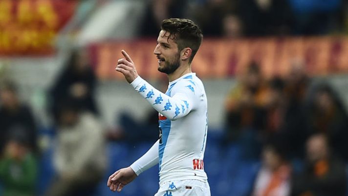 Napoli's forward from Belgium Dries Mertens celebrates after scoring during the Italian Serie A football match AS Roma vs Napoli on March 4, 2017 at the Olympic Stadium in Rome. / AFP PHOTO / FILIPPO MONTEFORTE (Photo credit should read FILIPPO MONTEFORTE/AFP/Getty Images) Mertens avvisa Milik: “Voglio fare ancora il centravanti. Non ho più dolore…” - immagine 1