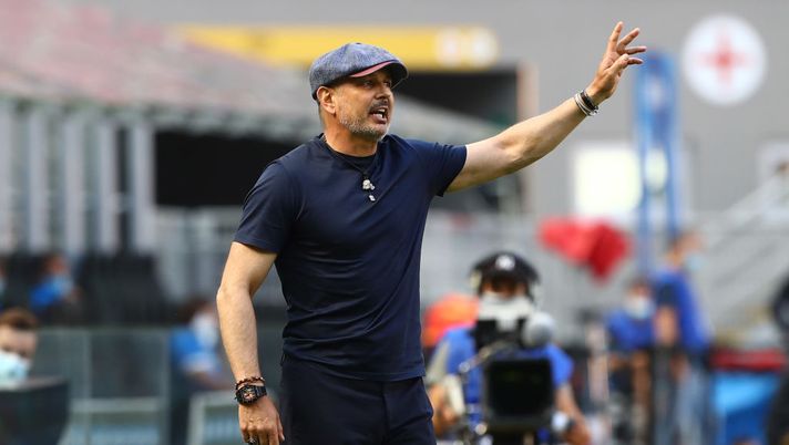 MILAN, ITALY - JULY 05:  Bologna FC coach Sinisa Mihajlovic issues instructions to his players during the Serie A match between FC Internazionale and Bologna FC at Stadio Giuseppe Meazza on July 5, 2020 in Milan, Italy.  (Photo by Marco Luzzani/Getty Images) 