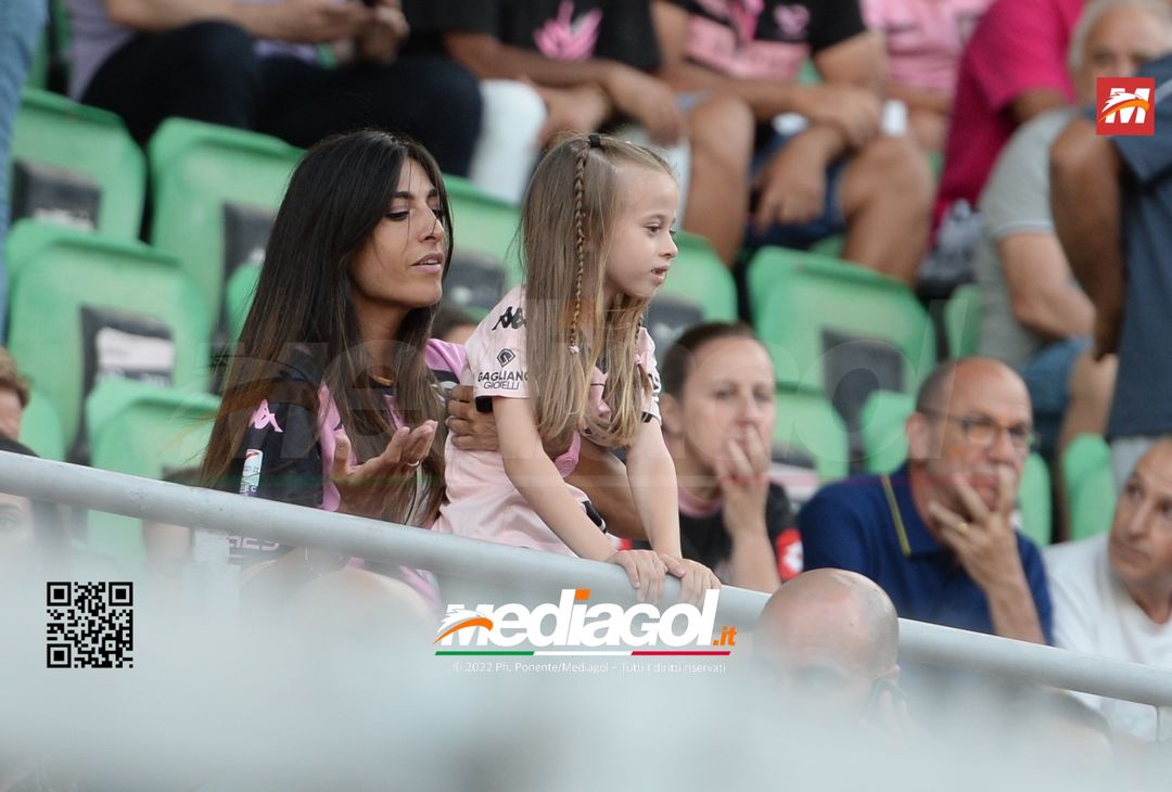 Fototifo, facce da Serie B. I tifosi allo stadio per Palermo-Padova 1-0 - immagine 132