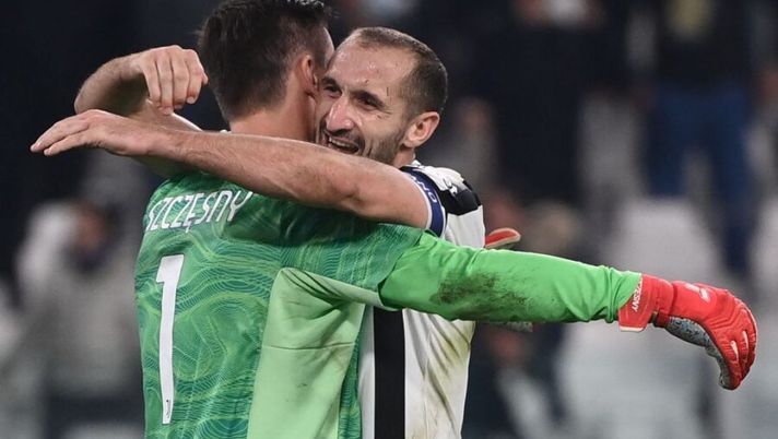 Juventus' Italian defender Giorgio Chiellini (R) embraces Juventus' Polish goalkeeper Wojciech Szczesny at the end of the Italian Serie A football match between Juventus and AS Roma on October 17, 2021 at the Juventus stadium in Turin. (Photo by Marco BERTORELLO / AFP) (Photo by MARCO BERTORELLO/AFP via Getty Images) I voti ufficiali al fantacalcio: che Szczesny! Bonucci più di Chiellini, Pellegrini delude - immagine 1