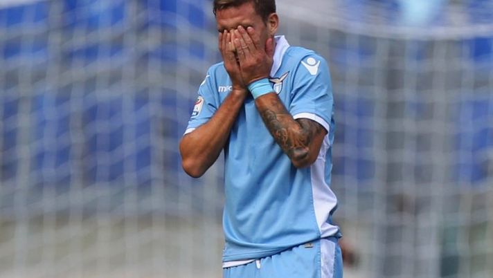 ROME, ITALY - SEPTEMBER 25:  Lucas Biglia of SS Lazio is Injured during the Serie A match between SS Lazio and Empoli FC at Stadio Olimpico on September 25, 2016 in Rome, Italy.  (Photo by Paolo Bruno/Getty Images) 