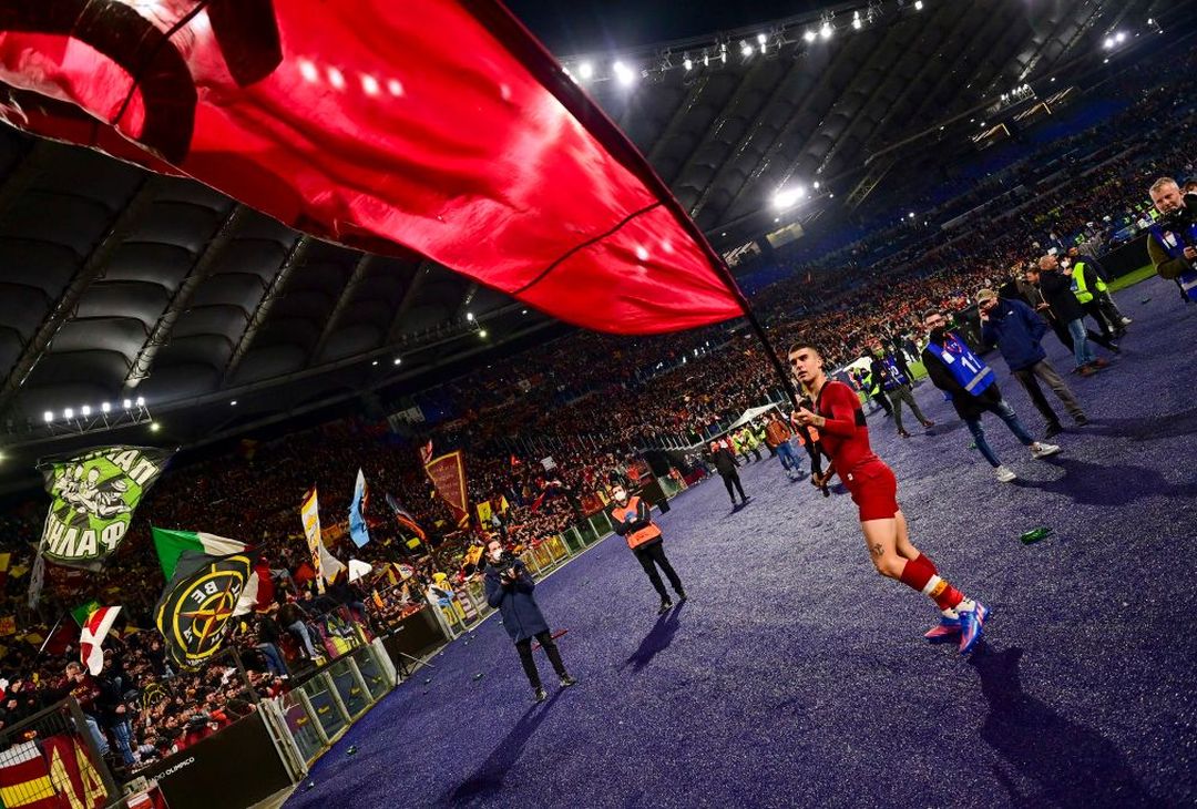 La Roma si scatena: Mancini con la bandiera, Abraham si spoglia – FOTO GALLERY - immagine 16