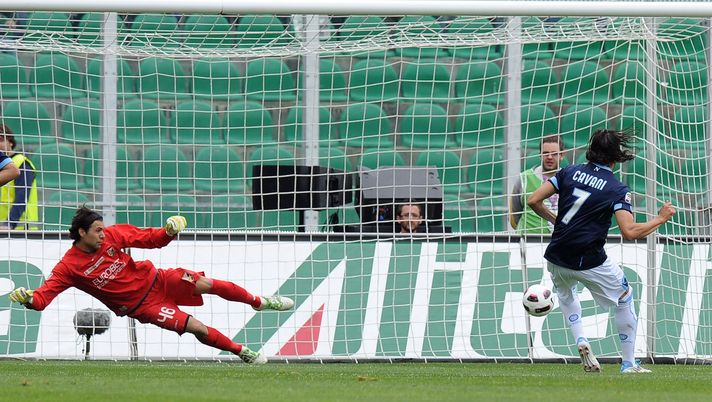 PALERMO, ITALY - APRIL 23:  Edinson Cavani (R) of Napoli scores the opening goal during the Serie A match between US Citta di Palermo and SSC Napoli at Stadio Renzo Barbera on April 23, 2011 in Palermo, Italy.  (Photo by Tullio M. Puglia/Getty Images)  PALERMO, ITALY - APRIL 23:  Edinson Cavani (R) of Napoli scores the opening goal during the Serie A match between US Citta di Palermo and SSC Napoli at Stadio Renzo Barbera on April 23, 2011 in Palermo, Italy.  (Photo by Tullio M. Puglia/Getty Images)