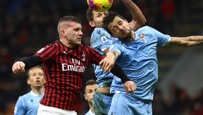 Uno scontro aereo tra Ante Rebic e Francesco Acerbi in Milan-Lazio (Getty Images)
