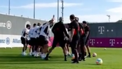 VIDEO / Il Bayern festeggia Mané, Musiala e Gravenberch a suon di schiaffi