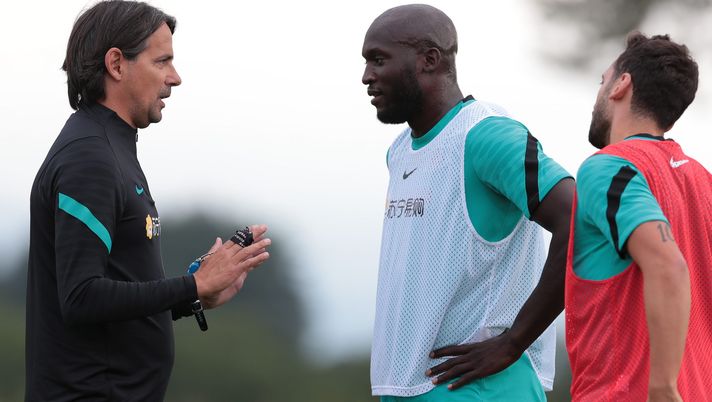 COMO, ITALY - AUGUST 03: FC Internazionale coach Simone Inzaghi speaks with his player Romelu Lukaku and Hakan Calhanoglu during an FC Internazionale training session at the club's training ground Suning Training Center in memory of Angelo Moratti on August 03, 2021 in Como, Italy. (Photo by Emilio Andreoli - Inter/Inter via Getty Images) La probabile dell’Inter: chance per Correa e Darmian. Calha ancora in regia - immagine 1