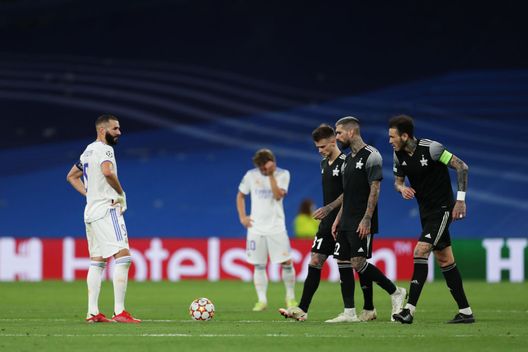 MADRID, SPAIN - SEPTEMBER 28: Karim Benzema of Real Madrid looks dejected after the FC Sheriff second goal scored by Sebastien Thill during the UEFA Champions League group D match between Real Madrid and FC Sheriff at Estadio Santiago Bernabeu on September 28, 2021 in Madrid, Spain. (Photo by Gonzalo Arroyo Moreno/Getty Images) MADRID, SPAIN - SEPTEMBER 28: Karim Benzema of Real Madrid looks dejected after the FC Sheriff second goal scored by Sebastien Thill during the UEFA Champions League group D match between Real Madrid and FC Sheriff at Estadio Santiago Bernabeu on September 28, 2021 in Madrid, Spain. (Photo by Gonzalo Arroyo Moreno/Getty Images)
