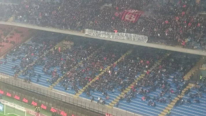 Curva Sud striscione Milan