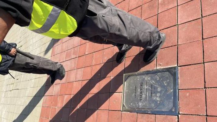 Il derby della storia: la targa di Courtois nel loro stadio, i tifosi dell’Atletico non la vogliono! Il derby della storia: la targa di Courtois nel loro stadio, i tifosi dell’Atletico non la vogliono! - immagine 1
