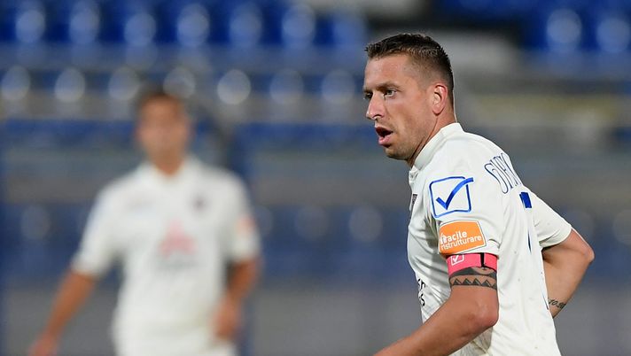CASTELLAMMARE DI STABIA, ITALY - JULY 17: Emanuele Giaccherini of ChievoVerona looks on during the serie B match between SS Juve Stabia and ChievoVerona at Romeo Menti stadium on July 17, 2020 in Castellammare di Stabia, Italy. (Photo by Francesco Pecoraro/Getty Images) 