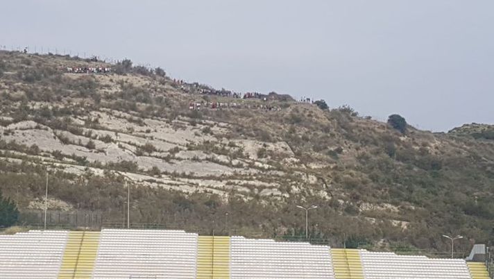 La collinetta sovrastante lo stadio Scoglio di Messina: tutti lassù per il derby... La collinetta sovrastante lo stadio Scoglio di Messina: tutti lassù per il derby...