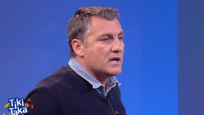 Vieri, rispunta la foto nudo di ‘mister 90 miliardi’ e lui ironizza: “Scattata quando…” 