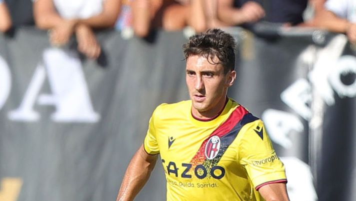 LA SPEZIA, ITALY - SEPTEMBER 04: Andrea Cambiaso of Bologna FC in action during the Serie A match between Spezia Calcio and Bologna FC at Stadio Alberto Picco on September 4, 2022 in La Spezia, Italy. (Photo by Gabriele Maltinti/Getty Images) Cambiaso: “Io alla Juve? Per ora è fantacalcio, ne hanno parlato a gennaio ma…” - immagine 1