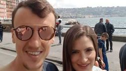 Spensierata passeggiata sul lungomare di Napoli per Vlad Chiriches. Nel giorno di Pasq