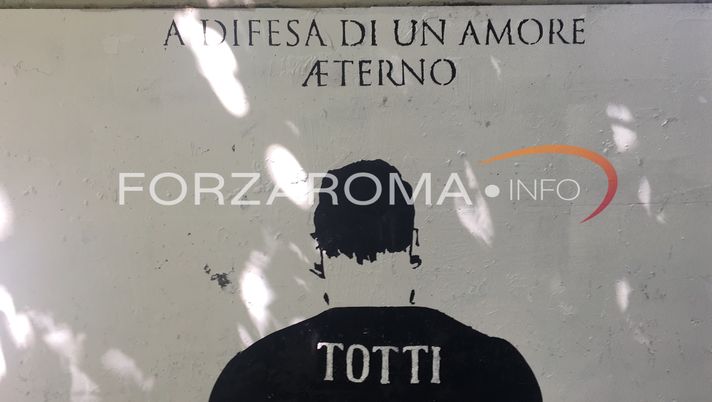 Porta Metronia, nuovo murale per Totti: “A difesa di un amore aeterno” – FOTO 