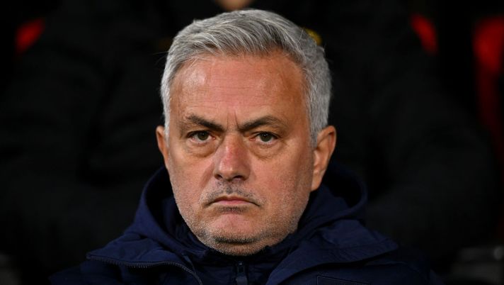 CREMONA, ITALY - FEBRUARY 28: Jose Mourinho, Head Coach of AS Roma, looks on prior to the Serie A match between US Cremonese and AS Roma at Stadio Giovanni Zini on February 28, 2023 in Cremona, Italy. (Photo by Alessandro Sabattini/Getty Images) Caso Mourinho, la Procura apre un’inchiesta sulle frasi di Serra - immagine 1