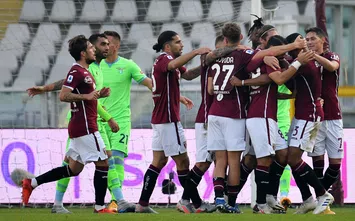  TURIN, ITALY - NOVEMBER 01: Gleison Bremer of Torino FC celebrates his team's first goal with his team mates during the Serie A match between Torino FC and SS Lazio at Stadio Olimpico di Torino on November 01, 2020 in Turin, Italy. (Photo by Marco Rosi - SS Lazio/Getty Images)