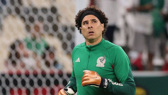 Mexico's goalkeeper #13 Guillermo Ochoa warms up ahead of the Qatar 2022 World Cup Group C football match between Saudi Arabia and Mexico at the Lusail Stadium in Lusail, north of Doha on November 30, 2022. (Photo by KARIM JAAFAR / AFP) (Photo by KARIM JAAFAR/AFP via Getty Images) Ochoa atterra a Salerno: cosa succederà una volta che Sepe tornerà dall’infortunio - immagine 1