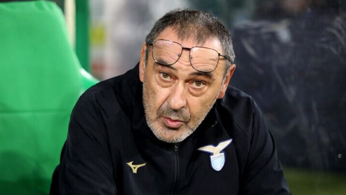GLASGOW, SCOTLAND - OCTOBER 04: SS Lazio head coach Maurizio Sarri looks on during the UEFA Champions League Group E match between Celtic FC and SS Lazio at Celtic Park Stadium on October 04, 2023 in Glasgow, Scotland. (Photo by Marco Rosi - SS Lazio/Getty Images) Sarri: “Perché ho tolto Luis Alberto e Immobile. Felipe Anderson e il centrocampo…” - immagine 1