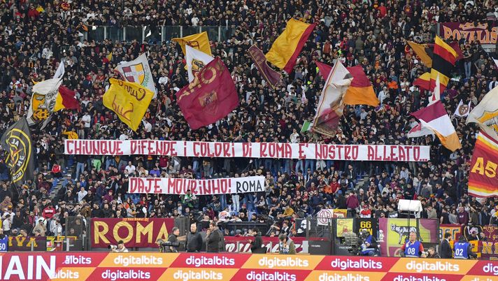 Roma-Sassuolo, i tifosi si schierano con Mourinho: striscioni in tutto lo stadio - immagine 1