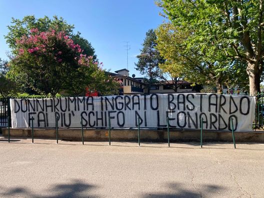 Donnarumma: la Curva Sud esibisce lo striscione a Milanello (credits: pianetamilan) 