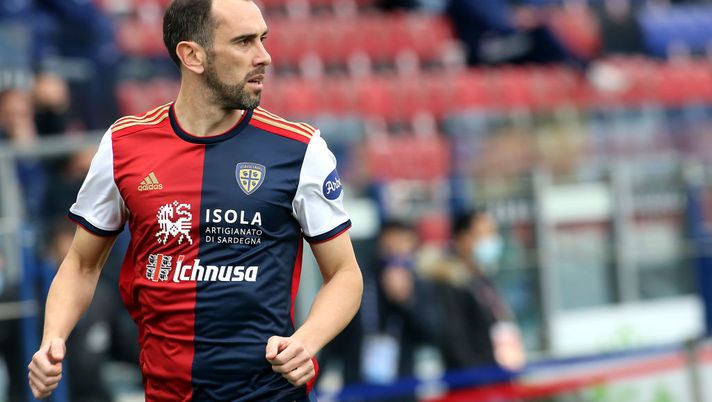 CAGLIARI, ITALY - JANUARY 31: Diego Godin of Cagliari looks on during the Serie A match between Cagliari Calcio and US Sassuolo at Sardegna Arena on January 31, 2021 in Cagliari, Italy. (Photo by Enrico Locci/Getty Images) Convivenza forzata fra Cagliari e Godin: trattativa in corso per spalmare l’ingaggio - immagine 1