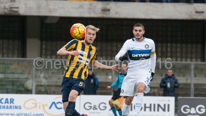 FIlip Helander contrasta Mauro Icardi durante Verona-Inter (3-3) 