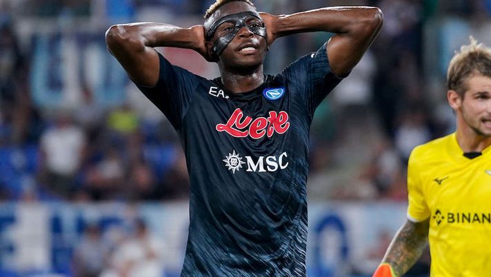 Victor Osimhen of SSC Napoli looks dejected during the Serie A match between SS Lazio and SSC Napoli at Stadio Olimpico, Rome, Italy on 3 September 2022. (Photo by Giuseppe Maffia/NurPhoto via Getty Images) Sky: “Osimhen potrebbe non partire per Cremona”. Napoli, ecco la formazione - immagine 1