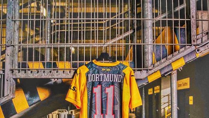 Borussia Dortmund, maglia celebrativa per i 50 anni del Signal Iduna Park - immagine 1