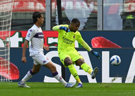 MILAN, ITALY - MAY 01: Mike Maignan of AC Milan in action during the Serie A match between AC Milan and ACF Fiorentina at Stadio Giuseppe Meazza on May 01, 2022 in Milan, Italy. (Photo by Claudio Villa/AC Milan via Getty Images)