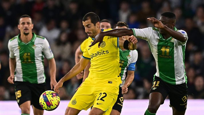 SEVILLE, SPAIN - DECEMBER 17: Henrikh Mkhitaryan of FC Internazionale in action during the friendly match between Real Betis and FC Internazionale at Estadio Benito Villamarin on December 17, 2022 in Seville, Spain. (Photo by Mattia Ozbot - Inter/Inter via Getty Images) Betis-Inter 1-1 risultato finale: Darmian risponde a Juanmi. Botta e risposta in un minuto - immagine 1