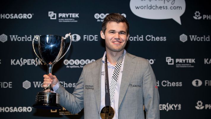 LONDON, ENGLAND - NOVEMBER 28: Norwegian Magnus Carlsen holds his winning trophy up after beating his opponent, American Fabiano Caruana to regain his World Chess Championship title, on November 28, 2018 in London, England. (Photo by Dan Kitwood/Getty Images) LONDON, ENGLAND - NOVEMBER 28: Norwegian Magnus Carlsen holds his winning trophy up after beating his opponent, American Fabiano Caruana to regain his World Chess Championship title, on November 28, 2018 in London, England. (Photo by Dan Kitwood/Getty Images)