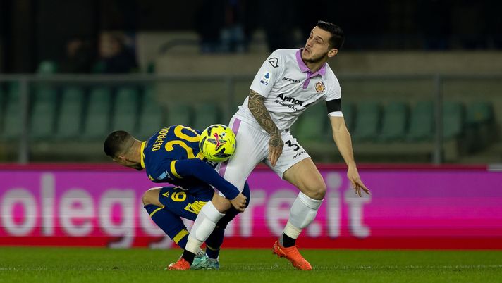 VERONA, ITALY - JANUARY 09: Emanuele Valeri of US Cremonese competes for the ball with Fabio Depaoli of Hellas Verona FC during the Serie A match between Hellas Verona and US Cremonese at Stadio Marcantonio Bentegodi on January 09, 2023 in Verona, Italy. (Photo by Emmanuele Ciancaglini/Getty Images) Verona-Cremonese, la diretta testuale - immagine 1
